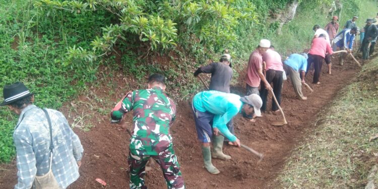 TNI Bersama Masyarakat Laksanakan Gotong Royong Membersihkan Saluran Air