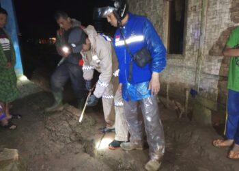 Polsek Banjarwangi Polres Garut Cek Tkp Bencana Alam Pergeseran Tanah Yang Menimpa 4 Rumah Warga