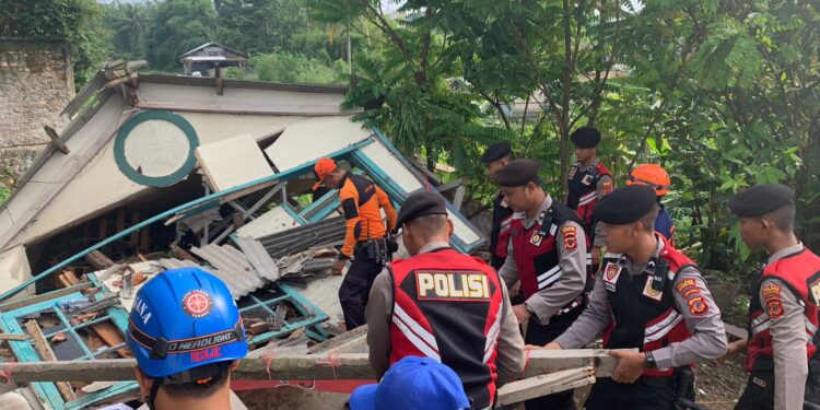 Puluhan Petugas Gabungan di Sukabumi Bersihkan Puing Rumah Yang Runtuh Diterjang Angin Puting Beliung