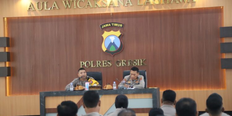 Bhabinkamtibmas Polres Gresik Berikan Pesan Pemilu Damai 2024 kepada Warga