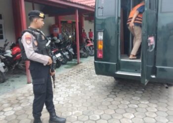 Bersenjata Lengkap, Polres Kotim Laksanakan Pengawalan Tahanan