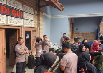 Polsek Warudoyong Sukabumi Awasi Penyortiran dan Pelipatan Surat Suara Pemilu 2024
