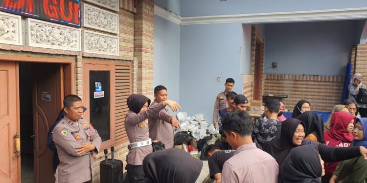 Polsek Warudoyong Sukabumi Awasi Penyortiran dan Pelipatan Surat Suara Pemilu 2024