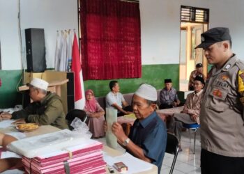 Polsek Ciamis Polres Ciamis Monitoring Pembagain Sertifikat Tanah Dari Program PTSL dari BPN di Aula Kantor Desa Sukajadi