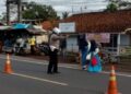 Bantu Anak Menyebrang, Polsek Cikoneng Polres Ciamis Siagakan Personel di Depan Sekolah