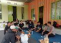 Cipta Kondisi OMB 2023/2024, Polsek Panjalu Polres Ciamis Kunjungan Silaturahmi kepada Pengurus Pondok Pesantren Nurul Huda Bayanuddin  Ciamis, mataperistiwa.id –  Polsek Panjalu Polres Ciamis Polda Jabar melaksanakan kunjungan silaturahmi kepada Pengurus Pondok Pesantren Nurul Huda Bayanuddin, Kec. Sukamantri, Kab. Ciamis, Jawa Barat, Jumat (12/1/2024) dalam rangka cipta kondisi Operasi Mantap Brata 2023/2024.  Kegiatan tersebut dilaksanakan oleh Kanit Binmas Bripka Doni Hermana.  Kapolres Ciamis AKBP Akmal., S.H., S.I.K., M.H., mengatakan kegiatan tersebut dilaksanakan dalam rangka memberikan himbauan agar bersama-sama menjaga kondusifitas kamtibmas.  “Kegiatan ini kami laksanakan dalam rangka cipta kondisi situasi kamtibmas serta memberikan kenyamanan dan keamanan bagi seluruh warga,” ungkapnya.  Dalam giat tersebut Polsek Panjalu menyampaikan himbauan agar warga masyarakat jangan terpancing dengan isu isu yang belum jelas sumbernya serta jangan menyebarkan berita berita yang dapat memecah persatuan dan kesatuan warga.  Selain itu, giat tersebut juga dilakukan untuk mencari informasi sekaligus menyampaikan himbauan agar bersama-sama dengan Polri menjaga kondusifitas kamtibmas lingkungannya masing masing sehingga semua lapisan masyarakat merasa aman dan nyaman.  Adapun beberapa himbauan yang diberikan diantaranya, menyampaikan pesan kepada warga masyarakat untuk antisipasi C3, dan tindak pidana lainnya yang meresahkan masyarakat.  “Apabila ada indikasi gangguan kamtibmas agar menyampaikan atau melaporkan ke Bhabinkamtibmas atau Babinsa,” katanya ( HD/Humas )