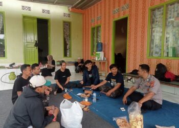 Cipta Kondisi OMB 2023/2024, Polsek Panjalu Polres Ciamis Kunjungan Silaturahmi kepada Pengurus Pondok Pesantren Nurul Huda Bayanuddin Ciamis, mataperistiwa.id – Polsek Panjalu Polres Ciamis Polda Jabar melaksanakan kunjungan silaturahmi kepada Pengurus Pondok Pesantren Nurul Huda Bayanuddin, Kec. Sukamantri, Kab. Ciamis, Jawa Barat, Jumat (12/1/2024) dalam rangka cipta kondisi Operasi Mantap Brata 2023/2024. Kegiatan tersebut dilaksanakan oleh Kanit Binmas Bripka Doni Hermana. Kapolres Ciamis AKBP Akmal., S.H., S.I.K., M.H., mengatakan kegiatan tersebut dilaksanakan dalam rangka memberikan himbauan agar bersama-sama menjaga kondusifitas kamtibmas. “Kegiatan ini kami laksanakan dalam rangka cipta kondisi situasi kamtibmas serta memberikan kenyamanan dan keamanan bagi seluruh warga,” ungkapnya. Dalam giat tersebut Polsek Panjalu menyampaikan himbauan agar warga masyarakat jangan terpancing dengan isu isu yang belum jelas sumbernya serta jangan menyebarkan berita berita yang dapat memecah persatuan dan kesatuan warga. Selain itu, giat tersebut juga dilakukan untuk mencari informasi sekaligus menyampaikan himbauan agar bersama-sama dengan Polri menjaga kondusifitas kamtibmas lingkungannya masing masing sehingga semua lapisan masyarakat merasa aman dan nyaman. Adapun beberapa himbauan yang diberikan diantaranya, menyampaikan pesan kepada warga masyarakat untuk antisipasi C3, dan tindak pidana lainnya yang meresahkan masyarakat. “Apabila ada indikasi gangguan kamtibmas agar menyampaikan atau melaporkan ke Bhabinkamtibmas atau Babinsa,” katanya ( HD/Humas )