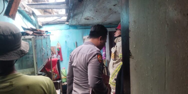 Polsek Cihaurbeuti Polres Ciamis datangi TKP Kebakaran Dapur Rumah di Desa Cijulang