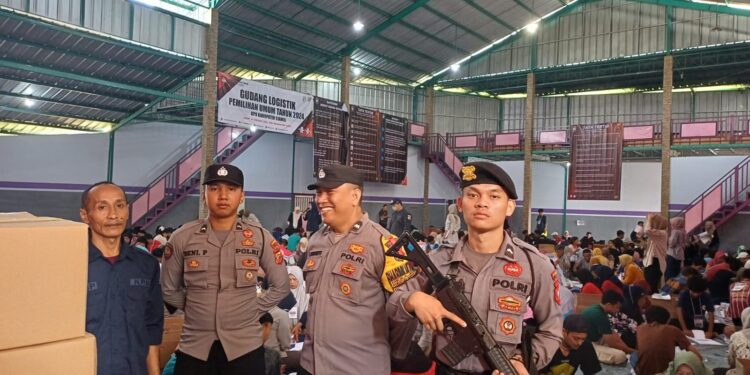 Polres Ciamis Giat Pengamanan Penjagaan Gudang Logistik KPU Kabupaten Ciamis di Desa Cisadap