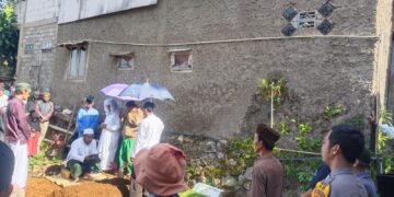 Bhabinkamtibmas Polsek Sukaraja Hadiri Pemakaman Seorang Tokoh Masyarakat Desa Langensari