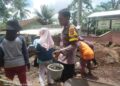 Humanis, Polsek Lakbok Polres Ciamis Bantu dan Monitoring Pengecoran Jalan di Desa Kutawaringin