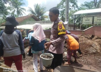 Humanis, Polsek Lakbok Polres Ciamis Bantu dan Monitoring Pengecoran Jalan di Desa Kutawaringin