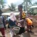 Humanis, Polsek Lakbok Polres Ciamis Bantu dan Monitoring Pengecoran Jalan di Desa Kutawaringin