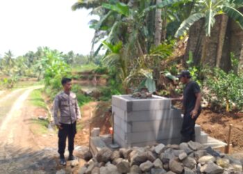 Humanis, Polsek Cisaga Polres Ciamis Gelar Ops Mantap Brata dan Bantu Warga Bangun Gapura
