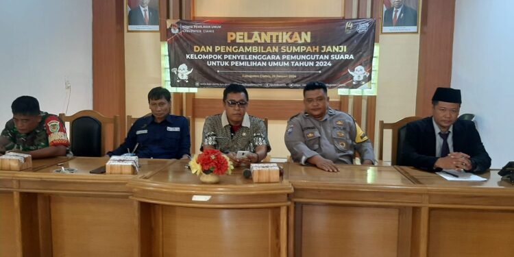 Polsek Cisaga Polres Ciamis Monitoring Pelantikan KPPS Desa Sukahurip  Ciamis, mataperistiwa.id – Jajaran Polres Ciamis Polda Jabar melaksanakan monitoring pelantikan dan pengambilan sumpah janji Kelompok Penyelenggara Pemungutan Suara (KPPS) di Kabupaten Ciamis. Kegiatan ini dilaksanakan oleh seluruh Satuan Fungsi dan Polsek jajaran Polres Ciamis Polda Jabar.  Pemantauan sekaligus ditingkat Polsek jajaran dilaksanakan oleh personel Bhabinkamtinmas di desa/kelurahan masing-masing. Seperti salah satunya yang dilaksanakan oleh personel Polsek Sukahurip Polres Ciamis Polda Jabar di Aula Kantor Desa Sukahurip, Kecamatan Cisaga, Kabupaten Ciamis, Jawa Barat, Kamis (25/1/2024).  Monitoring ini dilaksanakan oleh anggota Bhabinkamtibmas Desa Sukahurip Polsek Cisaga Polres Ciamis Polda Jabar. Anggota hadir langsung berkoordinasi dengan penyelenggara Pemilu di tingkat Desa Sukahurip.  Kapolres Ciamis Polda Jabar AKBP Akmal SH., S.I.K., M.H., melalui Kapolsek Cisaga Iptu Aceng Narayana engatakan, kehadiran anggota untuk memberikan rasa nyaman dan aman masyarakat. Selain itu juga untuk memastikan pelantikan anggota KPPS berjalan lancar dan kondusif.  “Kehadiran Polri di acara tersebut sebagai bentuk dukungan dalam menyukseskan Pemilu 2024. Dimana Polri hadir untuk memberikan rasa nyaman dan amam masyarakat,” kata Iptu Aceng Narayana.  Kapolsek Cisaga Polres Ciamis Polda Jabar Iptu Aceng Narayana berpesan kepada masyarakat untuk bersama sama menyukseskan Pemilu 2024. Tanpa ada hoaks dan segala potensi yang dapat memecah belah bangsa.  Pelantikan ini diikuti oleh 49 anggota KPPS Desa Sukahurip yang tersebar di empat dusun. Mereka akan dibagi ke setiap TPS dan masing-masing TPS diisi oleh 7 anggota KPPS ( HD/Humas )