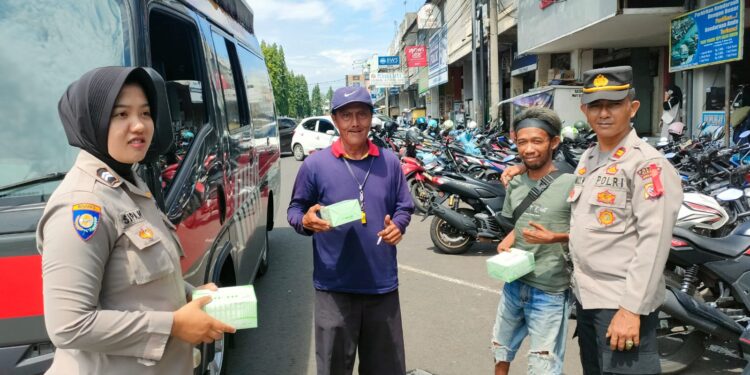 Humanis, Sat Binmas Polres Ciamis Peduli Berbagi ke Sesama