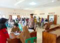 Polsek Rancah Polres Ciamis Awasi Distribusi Bapanas Beras 10 Kg ke Warga Desa Cisontrol