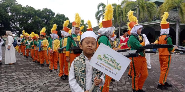 Murid RA MATHLA’UL ULUM Jrebeng Pawai Peringatan Isra Miraj 1445H/2024M