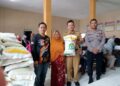 Polsek Cihaurbeuti Polres Ciamis Awasi Distribusi Bapanas Beras 10 Kg ke Warga Cijulang
