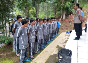 Polsek Panjalu Polres Ciamis Giat Kunjungan Silaturahmi kepada karyawan Peternakan Ayam Berdikari di Desa Panjalu