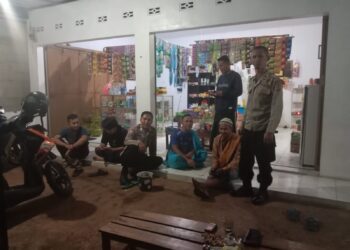 Ops Mantap Brata, Polsek Rajadesa Polres Ciamis Datangi Warga Cacaban Beri Imbauan Kamtibmas