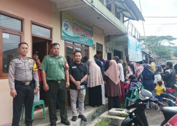 Polsek Ciamis Polres Ciamis Awasi Distribusi Bapanas Beras 10 Kg ke Warga Sadananya  Ciamis, mataperistiwa.id – Personel Polsek Ciamis Polres Ciamis Polda Jabar melaksanakan pengamanan kegiatan penyaluran bantuan beras cadangan dari Pemerintah di Desa Sadananya. Pengamanan ini dilaksanakan di area Kantor Bumdes Desa Sadananya, Kecamatan Sadananya, Kabupaten Ciamis, Jawa Barat, Senin (5/2/2024).  Pengamanan ini dilaksanakan oleh Anggota Bhabinkamtibmas Desa Sadananya Polsek Ciamis Polres Ciamis Polda Jabar. Kegiatan ini turut berkolaborasi dengan anggota Babinsa Desa Sadananya Koramil 1301/Ciamis.  Kapolres Ciamis Polda Jabar AKBP Akmal SH., S.I.K., M.H., melalui Kapolsek Ciamis AKP Rahmad Fanani mengatakan, pengamanan ini dilaksanakan dalam rangka cipta kondisi memberikan rasa aman dan nyaman masyarakat. Dimana anggota hadir untuk mencegah terjadinya gangguan kamtibmas.  “Pengamanan ini bertujuan agar pelaksanaan penyaluran bantuan beras cadangan di masyarakat Desa Sadananya berjalan lancar dan kondusif. Total ada 848 KPM menerima bantuan dari Badan Pangan Nasional berupa beras 10 kilogram,” katanya.   Kapolsek Ciamis Polres Ciamis Polda Jabar berpesan kepada semua masyarakat untuk menjaga kondusifitas wilayah. Salah satunya turut disampaikan himbauan antisipasi bahaya tindak pidana perdagangan orang. “Mari kita sama-sama menjaga keamanan wilayah demi terciptanya Harkamtibmas yang aman dan kondusif,” katanya ( HD/Humas )