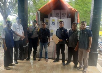 Kapolsek Klangenan Pantau Langsung Distribusi Logistik di PPK Jamblang