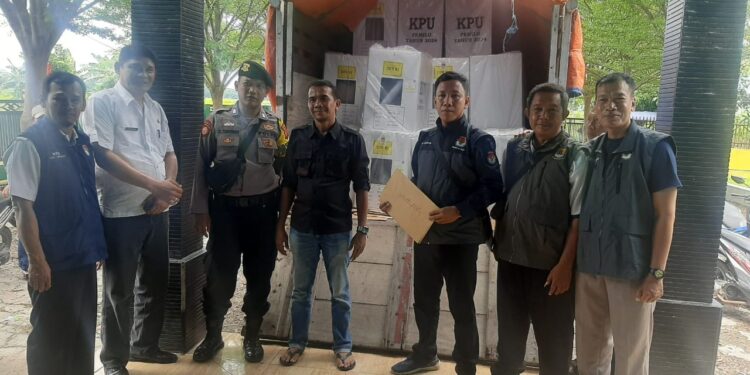 Kapolsek Klangenan Pantau Langsung Distribusi Logistik di PPK Jamblang