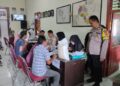 Polsek Cijeungjing Giat Monitoring Penyaluran Bantuan Pangan Beras Bulog kepada Warga Desa Kertaharja