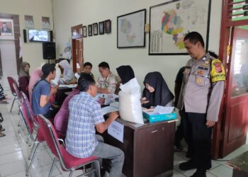 Polsek Cijeungjing Giat Monitoring Penyaluran Bantuan Pangan Beras Bulog kepada Warga Desa Kertaharja