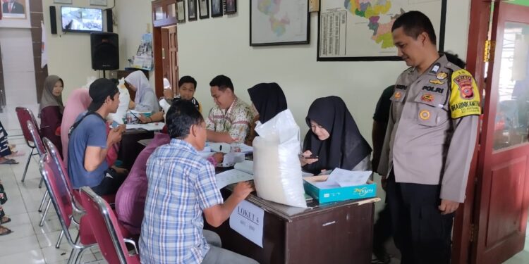 Polsek Cijeungjing Giat Monitoring Penyaluran Bantuan Pangan Beras Bulog kepada Warga Desa Kertaharja
