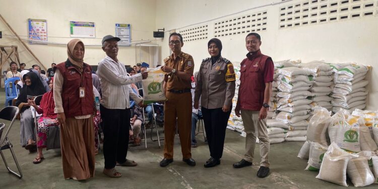 Polsek Ciamis Polres Ciamis Awasi Distribusi Bapanas ke Warga di Desa Mekarjadi