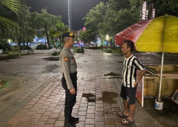 Satuan Samapta Polres Ciamis Patroli Jalan Kaki di Alun Alun Ciamis Beri Imbauan Kamtibmas