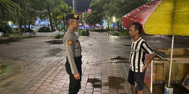 Satuan Samapta Polres Ciamis Patroli Jalan Kaki di Alun Alun Ciamis Beri Imbauan Kamtibmas