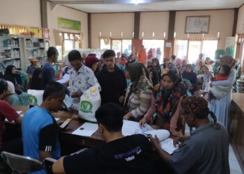 Polsek Cijeungjing Polres Ciamis Giat Monitoring Penyaluran Bantuan Pangan Beras Bulog kepada Warga Desa Karanganyar