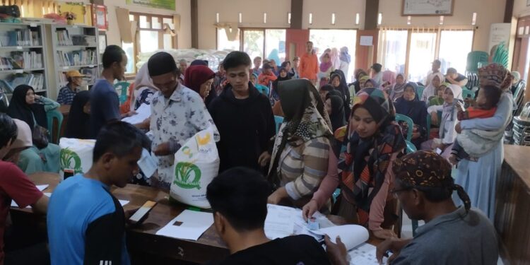 Polsek Cijeungjing Polres Ciamis Giat Monitoring Penyaluran Bantuan Pangan Beras Bulog kepada Warga Desa Karanganyar