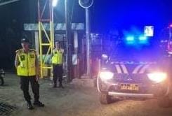 Ops Mantap Brata Lodaya, Polsek Cisaga Polres Ciamis Intens Patroli Biru Ciamis, mataperistiwa.id – Antisipasi gangguan kamtibmas saat malam hari, Polsek Cisaga Polres Ciamis secara masif melakukan patroli Biru. Patroli ini dilaksanakan secara mobile ke pemukiman dan obyek vital di Kecamatan Cisaga pada Kamis, 1 Februari 2024, malam. Patroli ini dilaksanakan secara mobile oleh dua personel Polsek Cisaga Polres Ciamis Polda Jabar. Kedua personel yang bertugas yakni Aiptu Yayan Nuryadin dan Bripka Panca OP. Mereka secara mobile melakukan patroli biru dari pukul 22.30 WIB hingga dini hari. Mereka menyisiri setiap sudut pemukiman warga dengan menggunakan kendaraan dinas Polri. Sejumlah objek vital yang menjadi sasaran patroli diantaranta Poskamling/Pos Ronda, Mini Market, Pertokoan, SPBU, Mesin ATM Perbankan, Jl. Raya Rancah-Cisaga, Sekolahan dan Pemukiman warga. Kapolres Ciamis Polda Jabar AKBP Akmal SH., S.I.K., M.H., melalui Kapolsek Cisaga Polres Ciamis Iptu Aceng Narayana mengatakan, patroli dilaksanakan dalam upaya cipta kondisi operasi penyakit masyarakat. Patroli menyasar kesetiap sudut pemukiman warga dan kawasan objek vital serta lokasi keramaian lainnya. “Patroli yang kami lakukan ke setiap sudut pemukiman warga kita susuri serta kawasan objek vital di Kecamatan Cisaga. Itu semua dalam rangka antisipasi gangguan kamtibmas khususnya di wilayah hukum Polsek Cisaga Polres Ciamis Polda Jabar,” kata Iptu Aceng Narayana, Jumat (2/2/2024). Kapolsek Cisaga Polres Ciamis Polda Jabar mengatakan, kehadirannya untuk menyampaikan himbauan kamtibmas dalam rangka antisipasi terjadinya penyakit masyarakat, mulai dari premanisme, balap liar, obat-obatan terlarang, miras, kepemilikan bahan peledak maupun senjata api hingga C3 di wilayah hukum Polres Ciamis Polda Jabar. Sehingga masyarakat merasa nyaman menjalankan aktifitas di malam hari yang banyak digunakan untuk beristirahat. Iptu Aceng Narayana berharap peran serta semua pihak ikut membantu tugas Kepolisian dalam menjaga kondusifitas wilayah. Sehingga terciptanya Harkamtibmas di wilayah hukum Polres Ciamis Polda Jawa Barat. “Ini semua bertujuan agar terciptanya situasi yang aman, nyaman dan kondusif dengan hadirnya petugas Kepolisian di tengah-tengah masyarakat sebagai pelindung, pengayom, pelayan masyarakat,” kata Iptu Aceng Narayana ( HD/Humas )