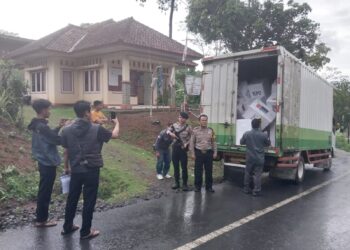 Polsek Cimaragas Monitoring Pendistribusian Kotak Suara Isi Logistik Pemilu Anggota DPRD Kab/Kota dan DPD RI di Kecamatan Cidolog