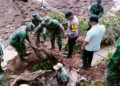 Polsek Cipaku Polres Ciamis Datangi TKP Bencana Tanah Longsor di Wilayah Cimanggu