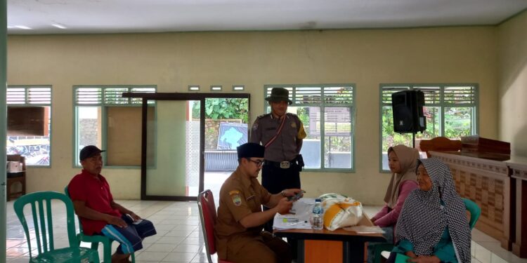 Polsek Cikoneng Polres Ciamis Awasi Distribusi Bapanas Beras 10 Kg ke Warga Desa Sukaresik