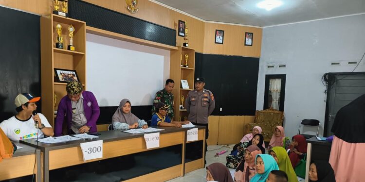 Beri Rasa Aman, Polsek Cipaku Polres Ciamis Giat Monitoring Penyaluran Bantuan Pangan Beras di Desa Sukawening