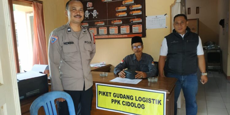 Ops Mantap Brata Lodaya, Polsek Cimaragas Polres Ciamis Siagakan Anggota Pengamanan di Gudang Logistik PPK Cidolog