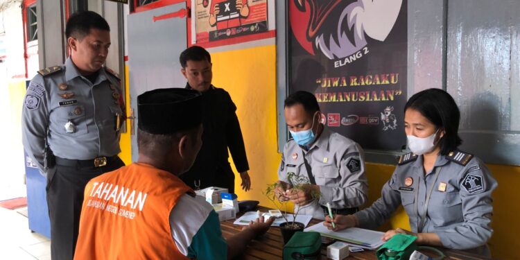 Cegah Penyakit Program Posbindu, Rutan Sumenep Lakukan Cek Rutin Kesehatan Warga Binaan Lansia