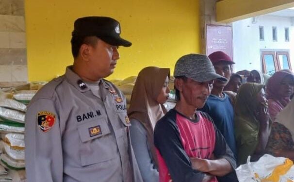 Cegah Gangguan Kamtibmas, Polsek Lakbok Polres Ciamis Giat Monitoring Bantuan Pangan kepada warga Desa Baregbeg