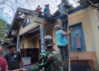 Bareng Warga, TNI di Sumedang Bongkar Rumah Ibu Atit