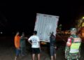 Mobil Pengangkut Logistik KPU Garut, “terjebak” di Depan Kantor Kecamatan Pangatikan