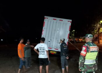 Mobil Pengangkut Logistik KPU Garut, “terjebak” di Depan Kantor Kecamatan Pangatikan
