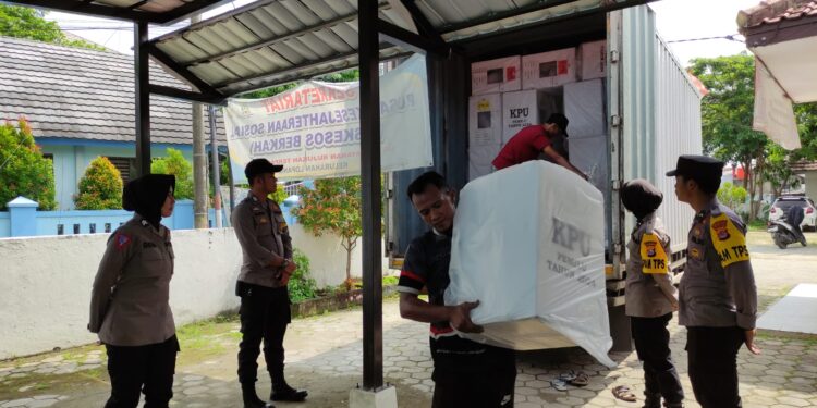 Berperan Aktif, Polwan Polda Banten Amankan Pendistribusian Logistik Pemilu 2024