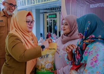 Bantu Warga Dapatkan Kebutuhan Pokok Dengan Harga Terjangkau, Pemkab Gresik Gelar Pasar Murah Sembako.