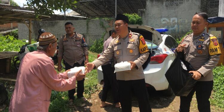 Gelar Jum’at Berkah, Polres Sukabumi Kota Bagikan Ratusan Nasi Kotak